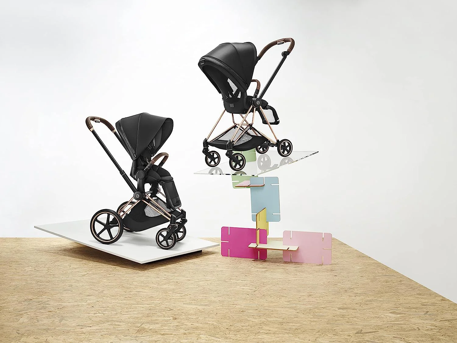 Kompletter Kinderwagen, kompakt zusammenklappbar mit einer Hand, leichter, umkehrbarer Sitz, leichtgängige Allradfederung, zusätzlicher Stauraum, verstellbare Beinstütze, echtes Rot mit Rahmen in Chrom/Schwarz