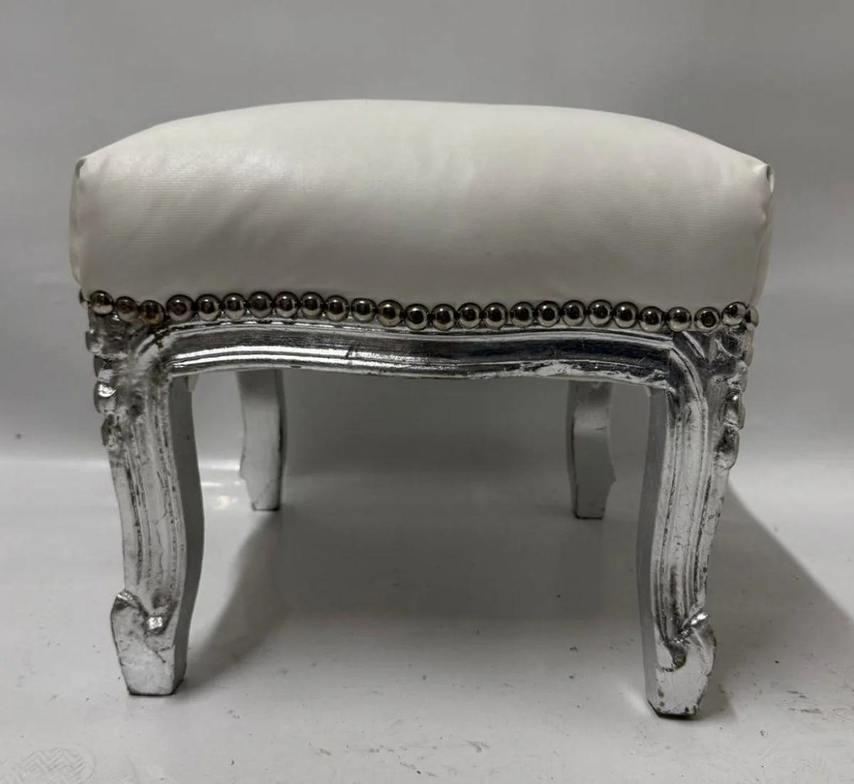 Barock Kunstleder Fußhocker Weiß / Antik Silber H. 33 cm - Barockstil Hocker