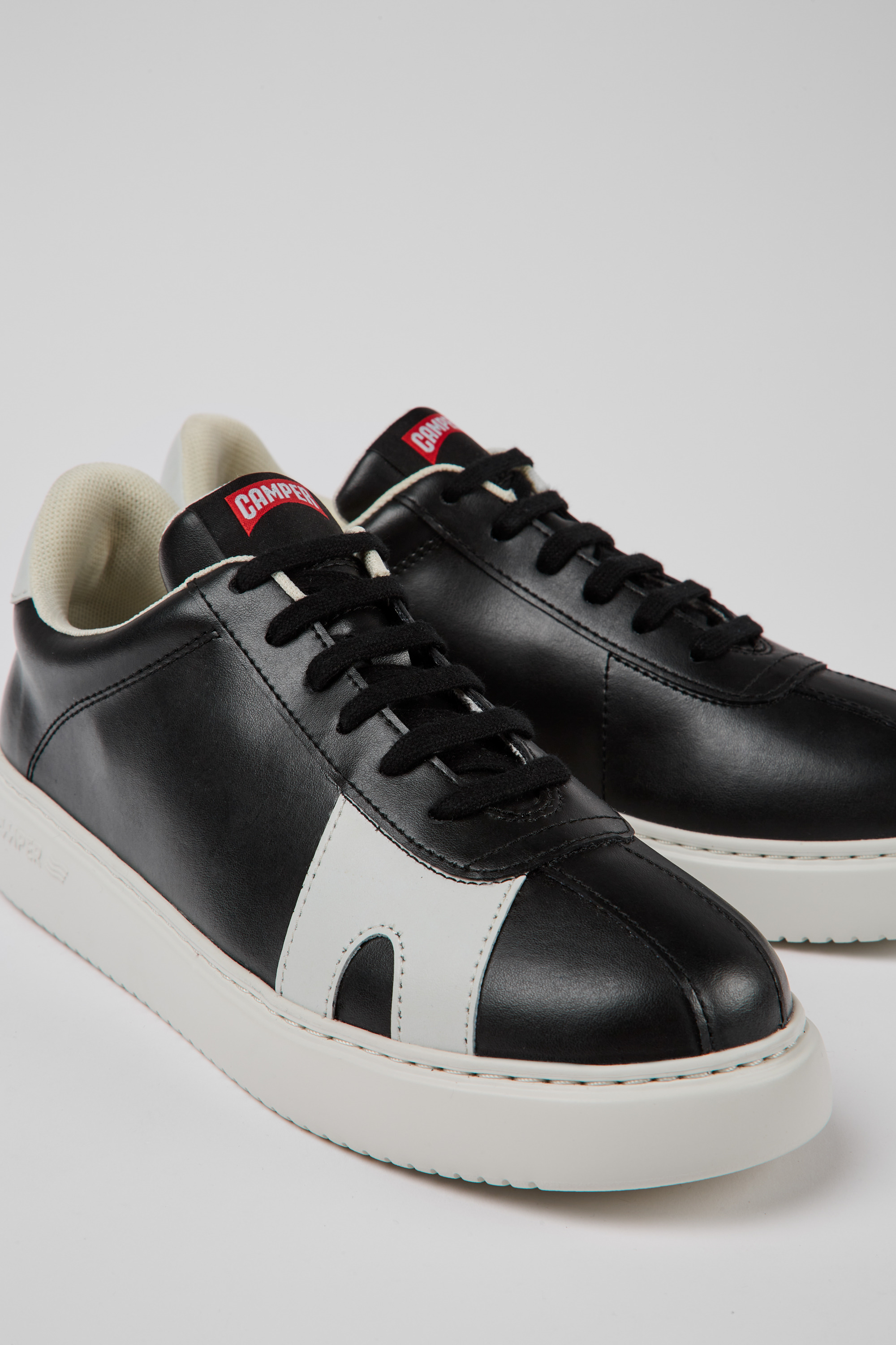 Runner K21 MIRUM - Schwarze und weiße Sneaker für Damen