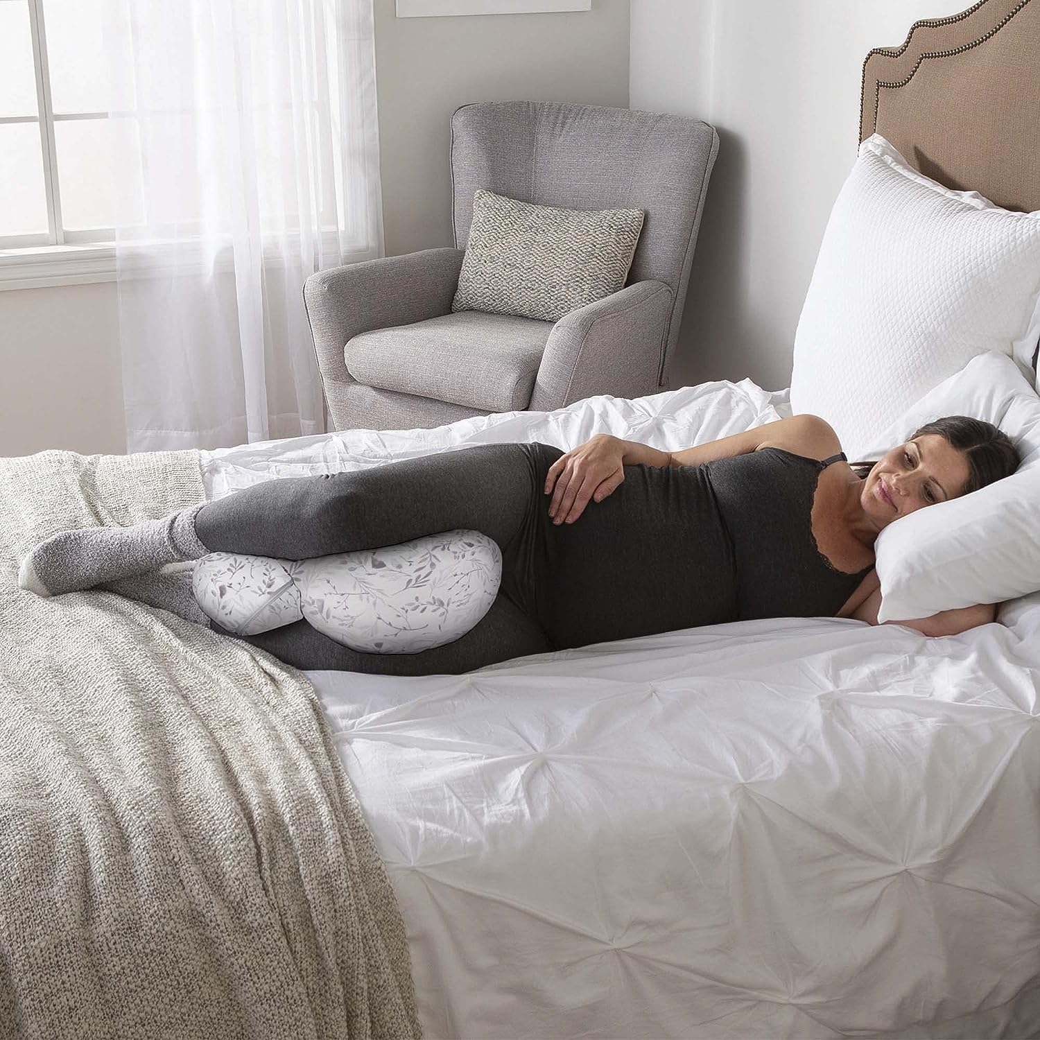 Seitenschläfer-Schwangerschaftskissen mit abnehmbarem Jersey-Kissenbezug, graue fallende Blätter, kompaktes, festsitzendes Design mit charakteristischem Stretch-Einsatz, pränatale und postnatale Positionierung