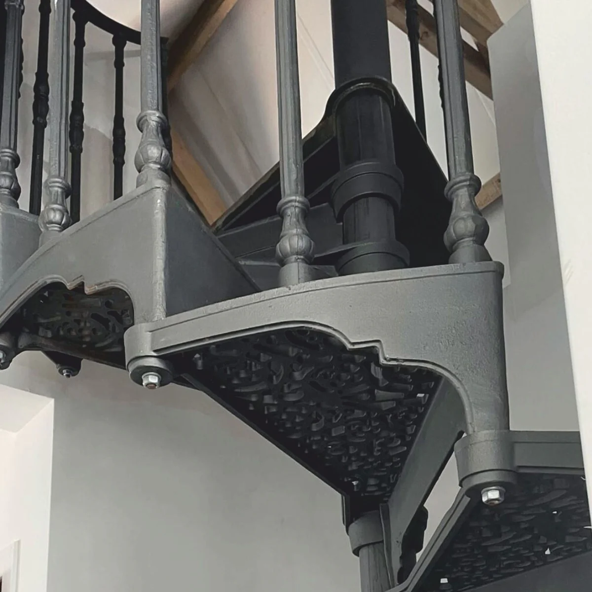 Cast iron spiral staircase with railing left side gray H. 302 cm - Rustic spiral staircase