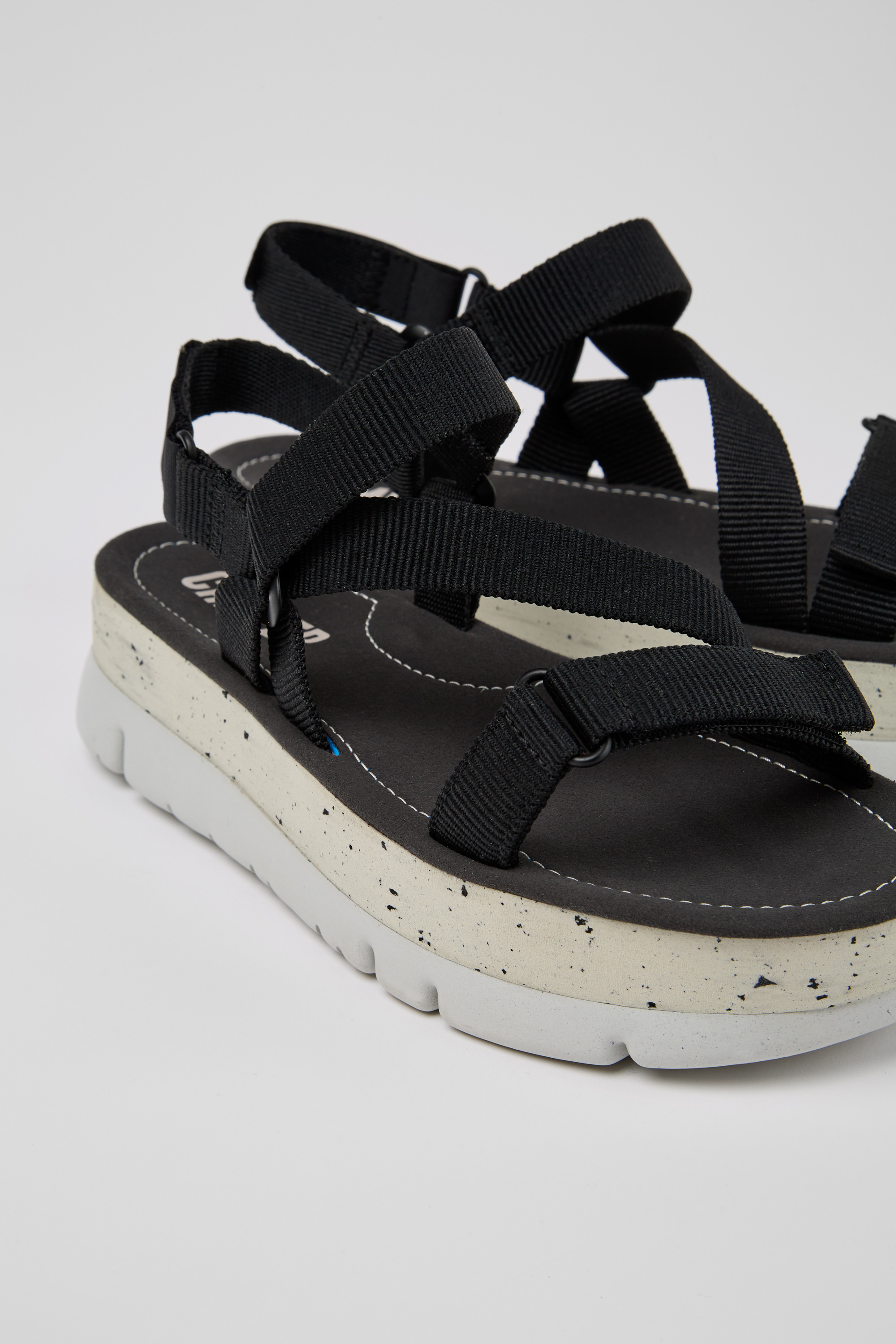 Oruga Up - Schwarz recycelte PET Sandalen für Damen