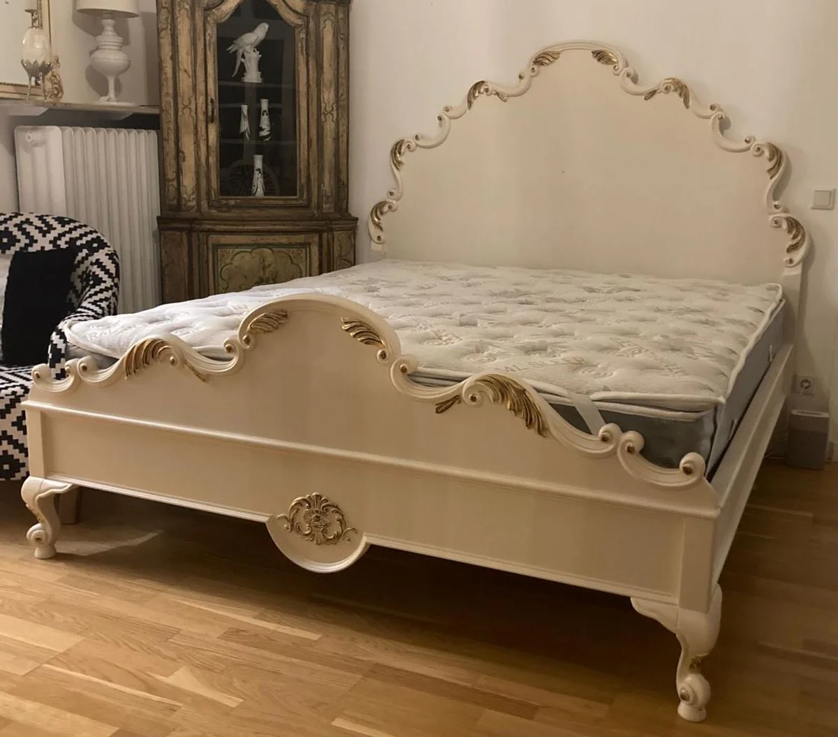 Baroque double bed with cream / gold mattress - Magnificent solid wood bed - Bedroom furniture in the baroque style - Baroque furniture - Baroque furnishings - Noble & magnificent