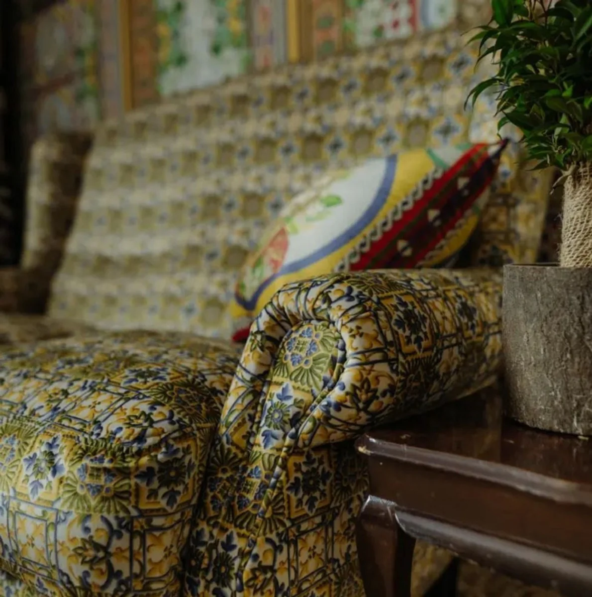 Luxus Samt Sofa Grün / Mehrfarbig / Schwarz / Messing 155 x 93 x H. 101 cm - Wohnzimmer Sofa - Hotel Sofa - Wohnzimmer Möbel - Hotel Möbel - Luxus Möbel - Wohnzimmer Einrichtung