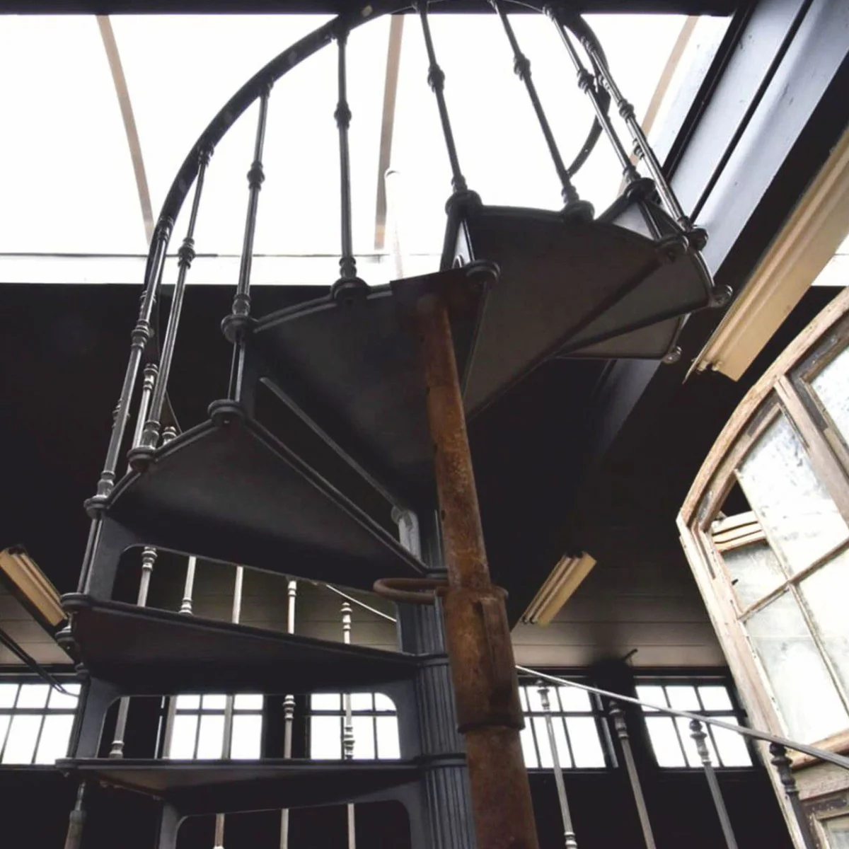 Cast iron spiral staircase with railing right side gray H. 289 cm - Rustic spiral staircase