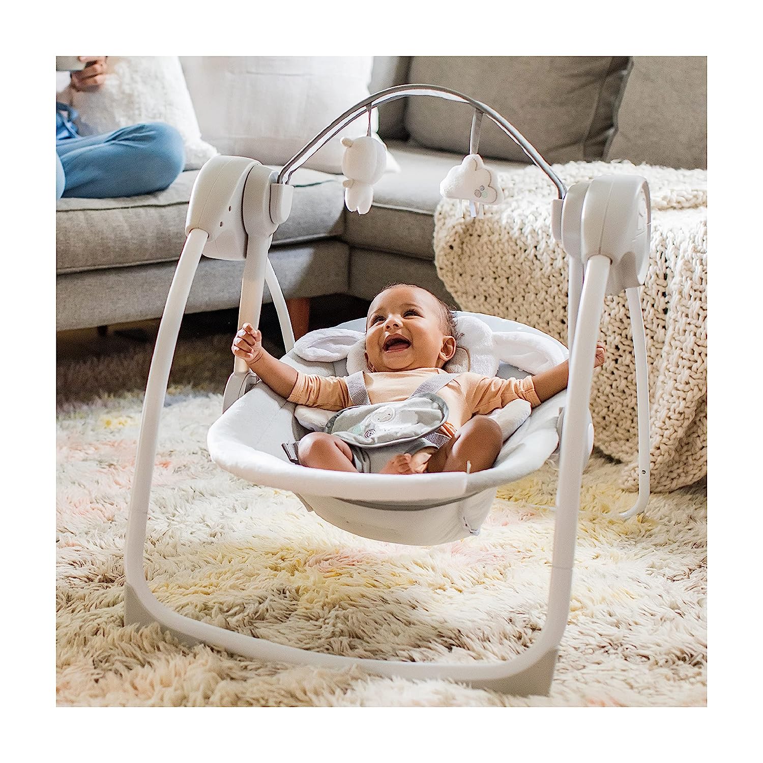 Ingenuity Soothe 'n Delight, kompakte, tragbare 6-Gang-Plüsch-Babyschaukel mit Musik, einfach zusammenklappbar, 0–9 Monate, 28–9 kg (Cozy Kingdom)