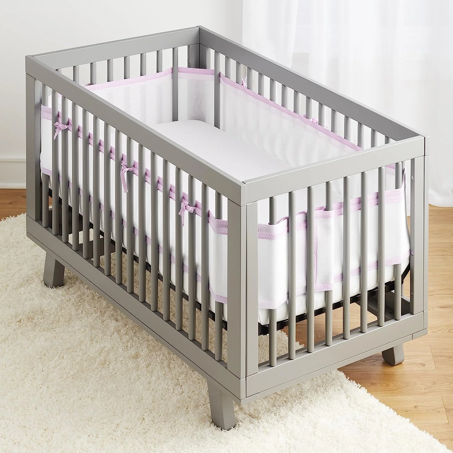 Atmungsaktive Babybetteinlage aus atmungsaktivem Mesh – Classic-Kollektion – Weiß – Passend für große Kinderbetten mit vierseitigen Lattenrosten und fester Rückenlehne – Anti-Stoßfänger