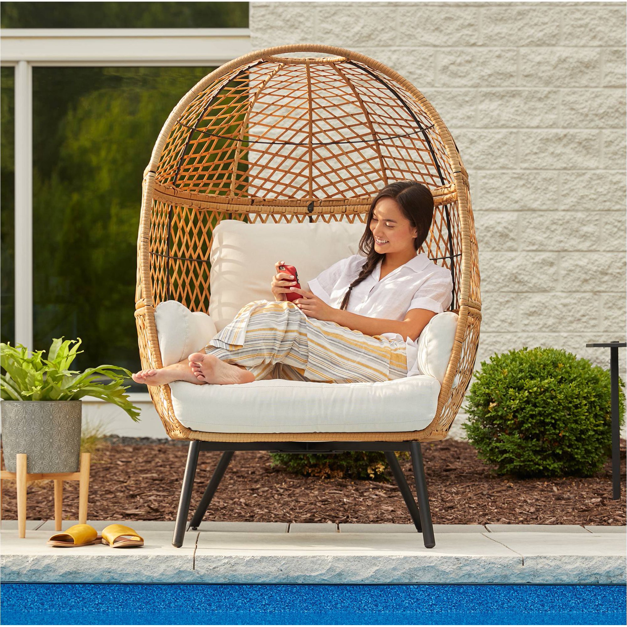 Outdoor Egg Chair bietet stilvolle und komfortable Sitzgelegenheiten