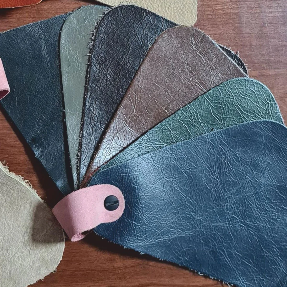 Luxury Baroque Dining Room Set Purple / Antique Gold / Black - 1 Baroque Dining Table & 6 Baroque Dining Room Chairs - Luxury Dining Room Furniture in Baroque Style - Magnificent Baroque Dining Room Furniture