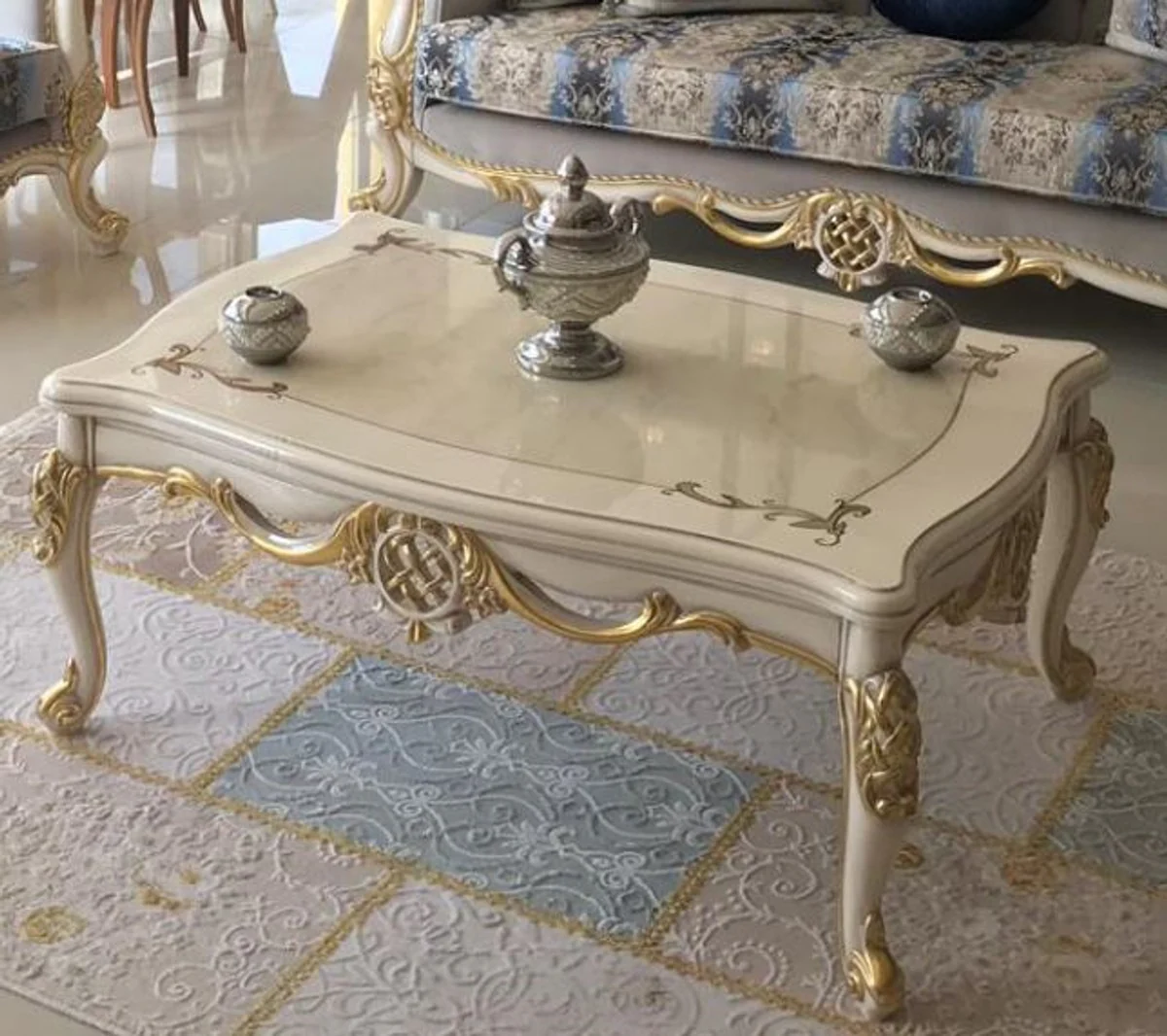 Luxus Barock Wohnzimmer Set Grau / Blau / Weiß / Gold - 2 Sofas & 2 Sessel & 1 Couchtisch - Wohnzimmer Möbel im Barockstil - Edel & Prunkvoll