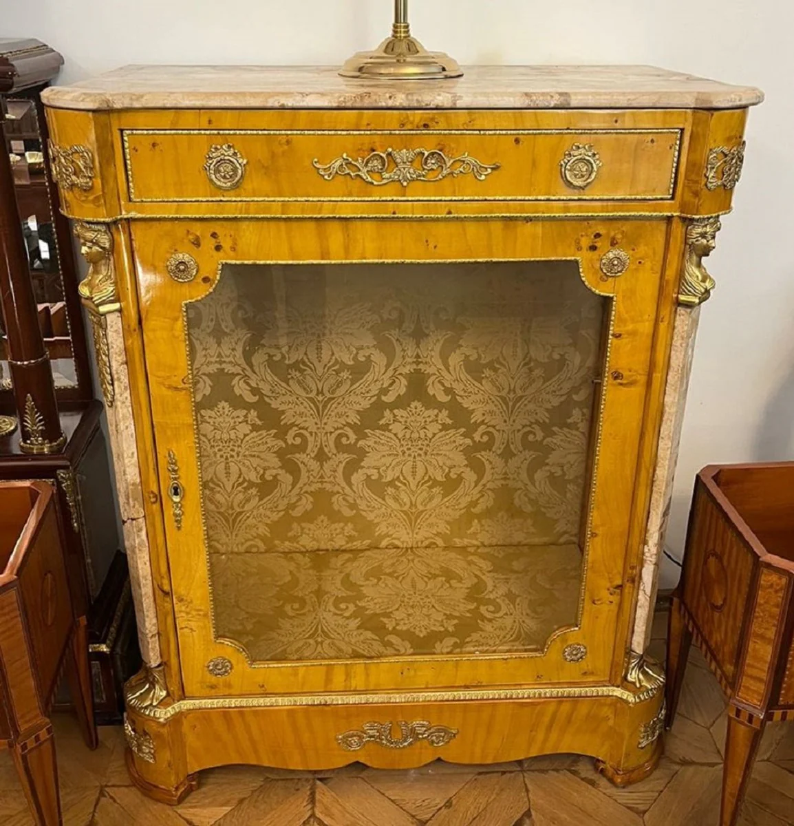 Baroque display cabinet bird