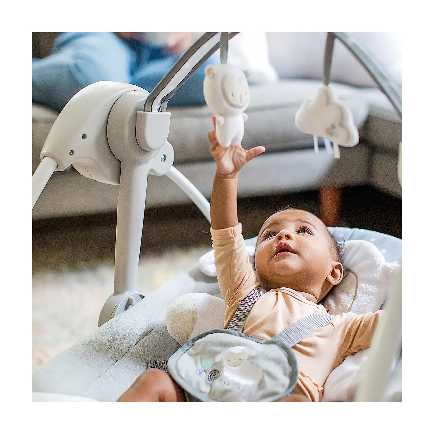 Ingenuity Soothe 'n Delight, kompakte, tragbare 6-Gang-Plüsch-Babyschaukel mit Musik, einfach zusammenklappbar, 0–9 Monate, 28–9 kg (Cozy Kingdom)