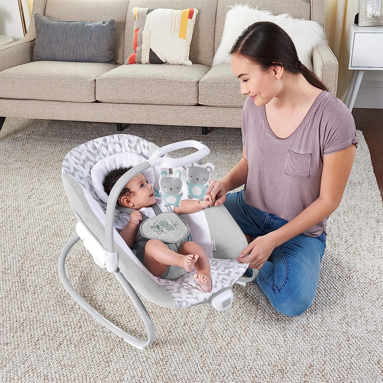 Leichte, kompakte 6-Gang-Multirichtungs-Babyschaukel, Vibrationen und Naturgeräusche, 0–9 Monate, 6–20 Pfund (Pink Cassidy)