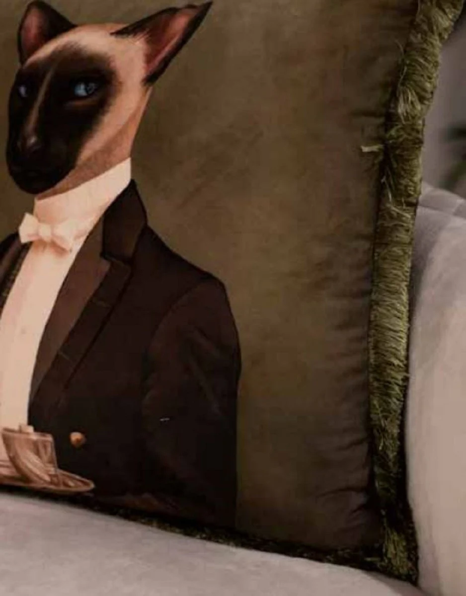 Luxus Deko Kissen Hausdiener Katze Grün / Mehrfarbig 45 x 45 cm - Bedrucktes Samt Kissen mit Fransen - Luxus Qualität