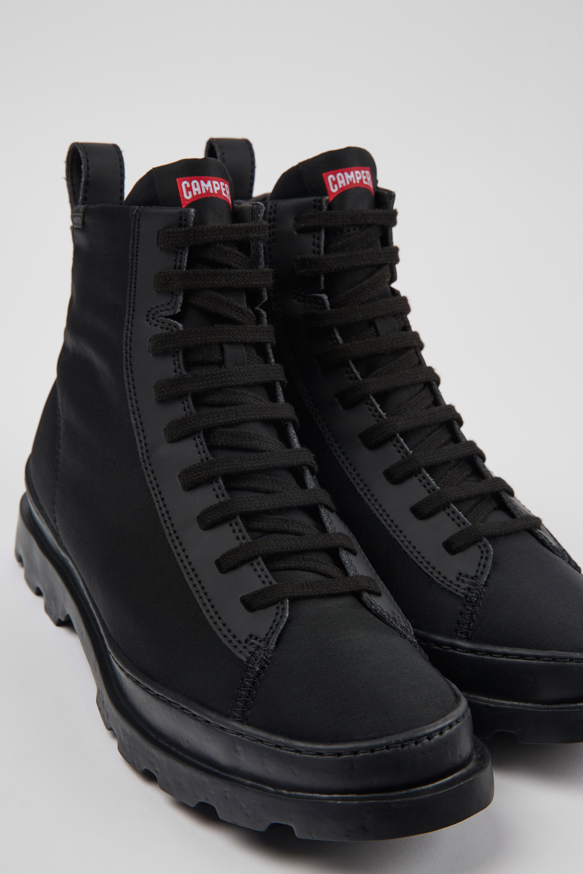 Brutus PrimaLoft - Schwarze Spitzenstiefel für Damen