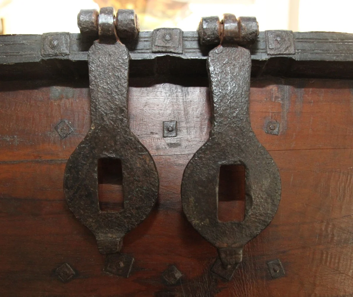 Antique style solid wood chest - L122 x W75 x H91 cm - antique