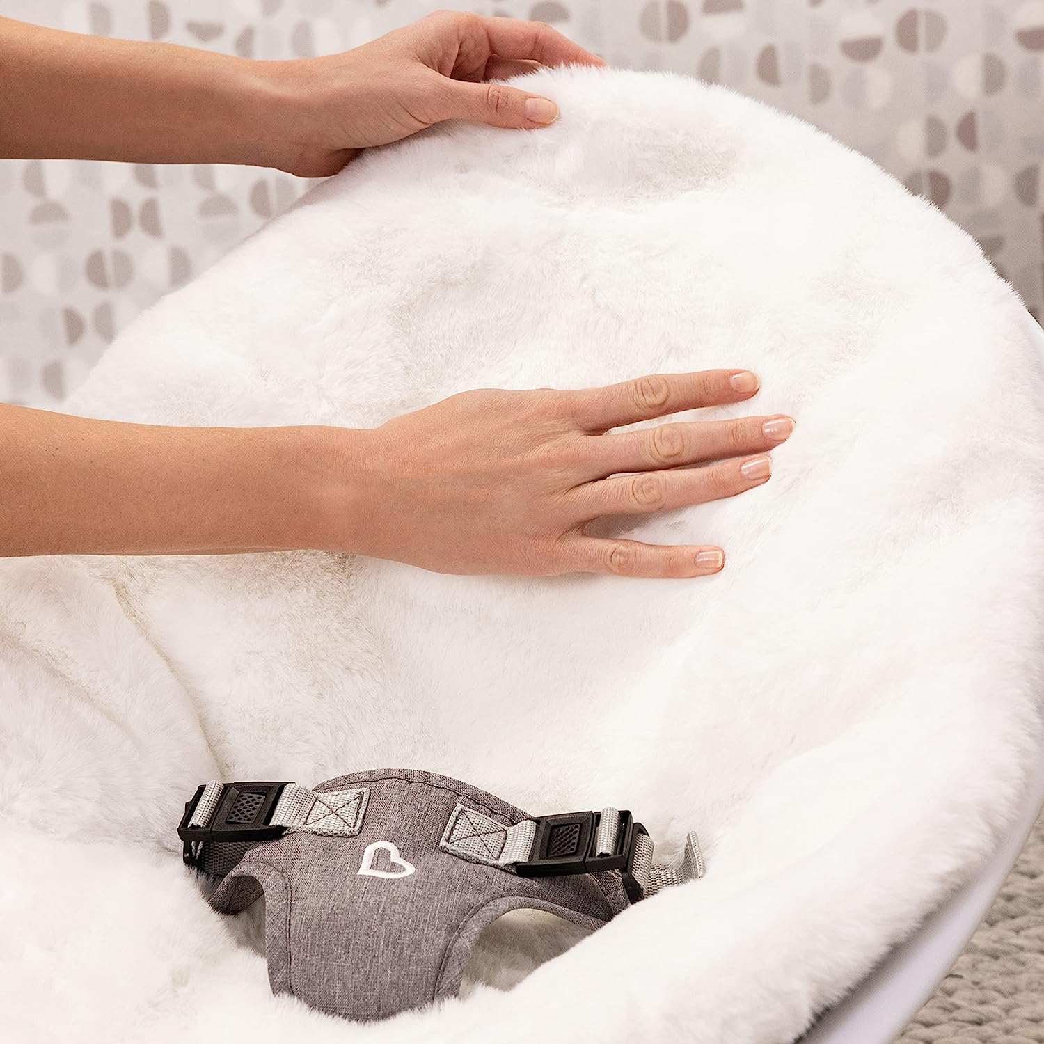 Bluetooth-fähige, leichte Babyschaukel mit natürlicher Bewegung in 5 Bewegungsbereichen, inklusive Fernbedienung