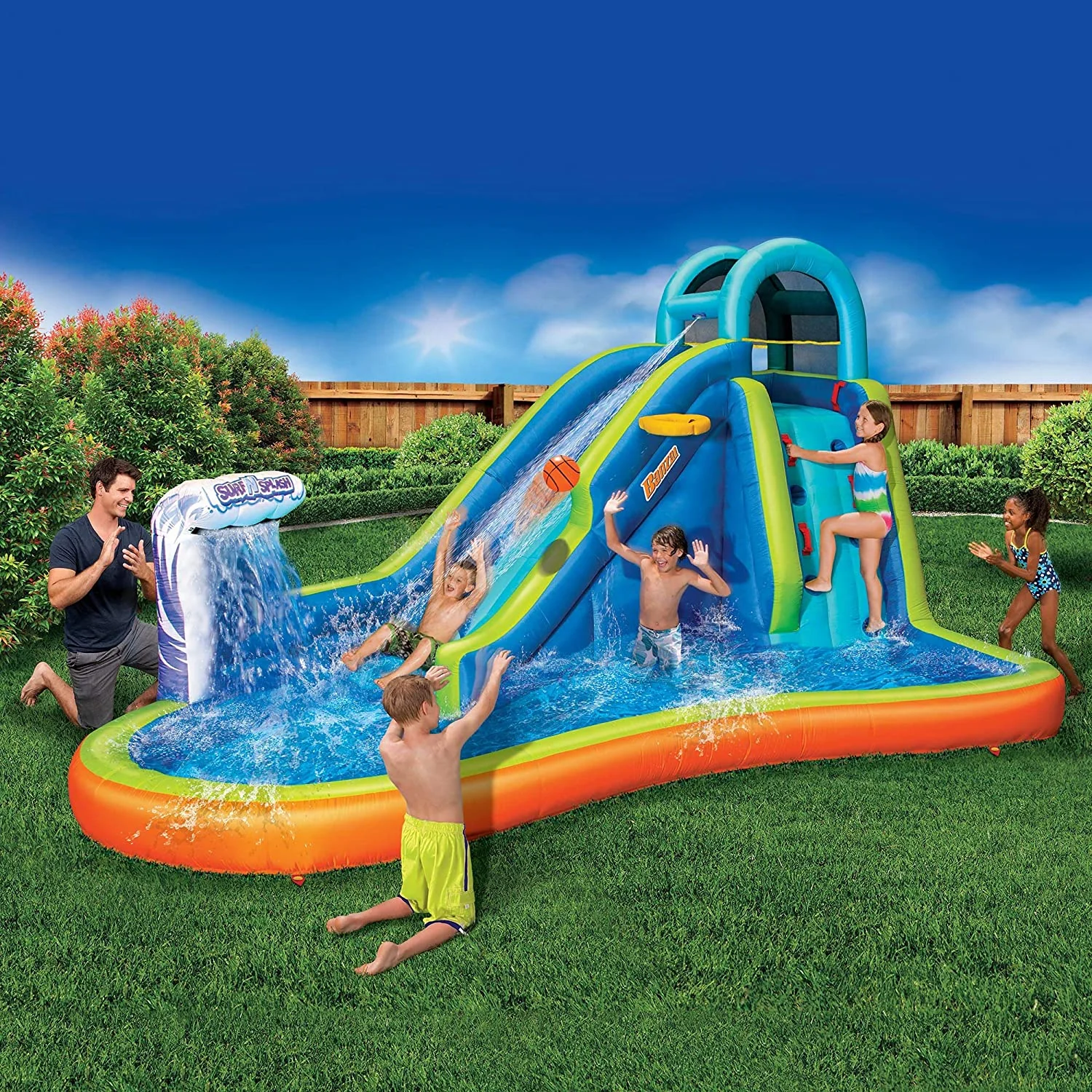 Aufblasbare Riesenwasserrutsche – Riesiges Kinderbecken (14 Fuß lang und 8 Fuß hoch) mit eingebauter Sprinklerwelle und Basketballkorb – Robuster Outdoor-Surf-N-Splash-Abenteuerpark – Gebläse im Lieferumfang enthalten